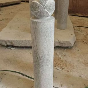 宜宾 芝麻白花岗岩石材挡车石柱、停车柱、圆柱挡车柱、方柱挡车柱等