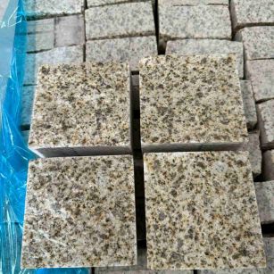 宜宾 黄金麻花岗岩自然面小方块，弹石，马蹄石等