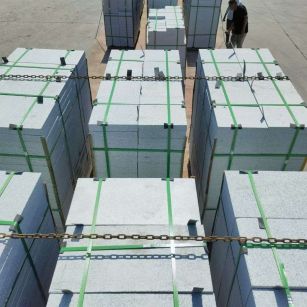 宜宾 芝麻白花岗岩5公分地铺石 花岗岩厂家工厂装车日常