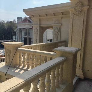 宜宾 黄金麻别墅外墙干挂雕花配合阳台栏杆花瓶柱