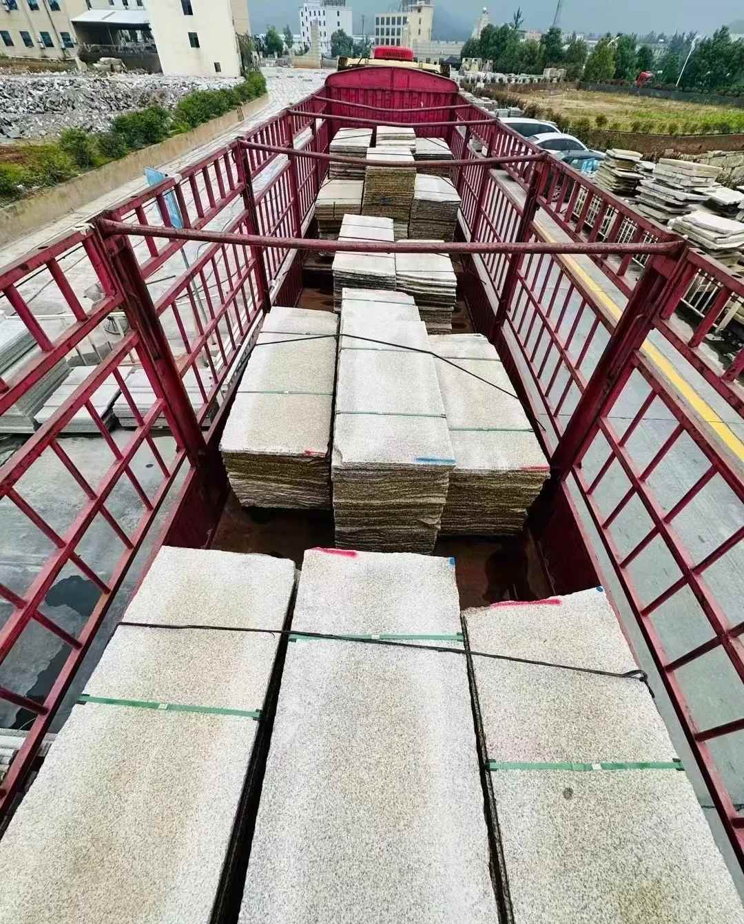 宜宾 黄金麻花岗岩荔枝面，光面毛板装车完成