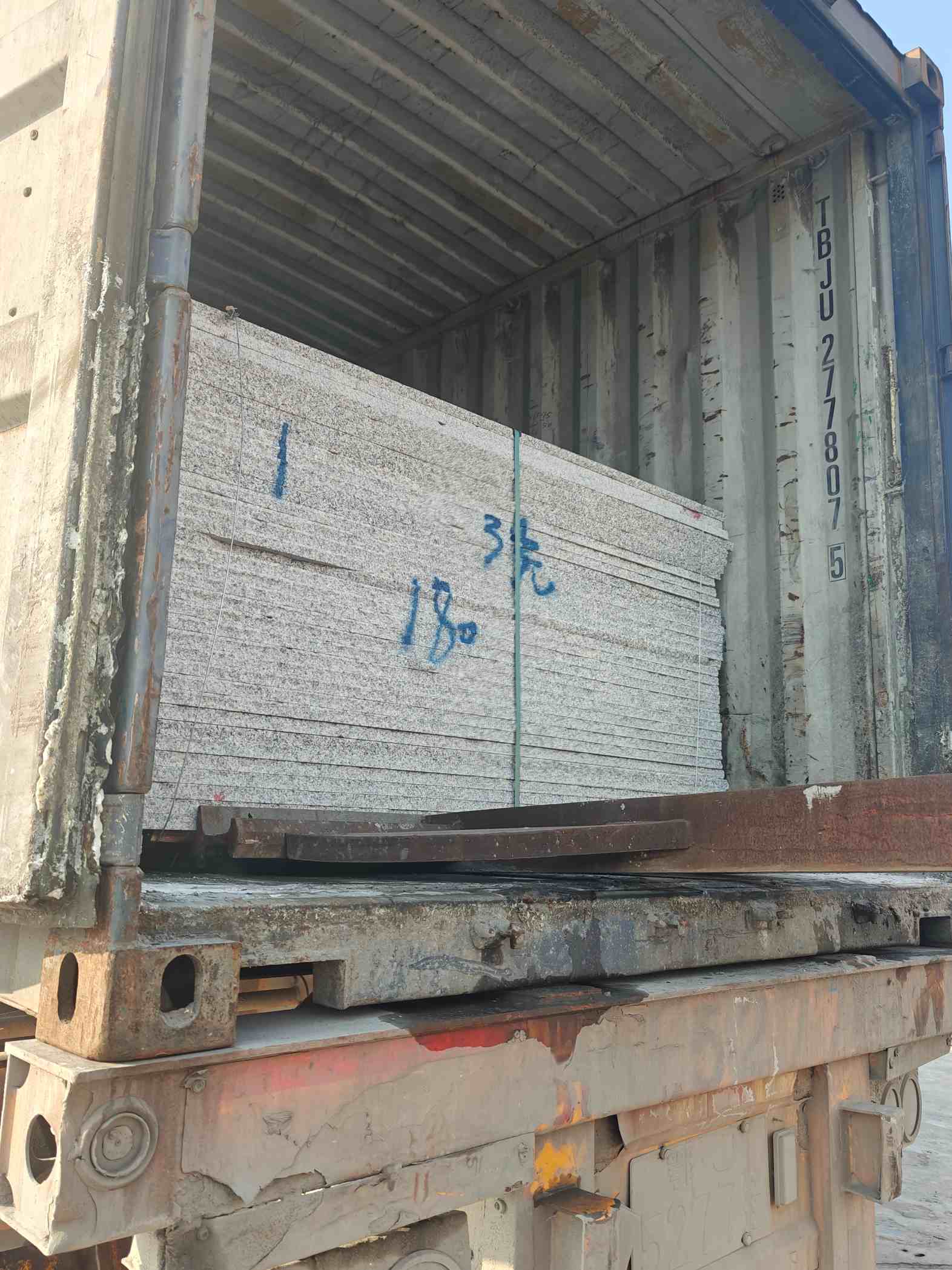 宜宾 芝麻白花岗岩石材3.0公分光面毛板装柜出货