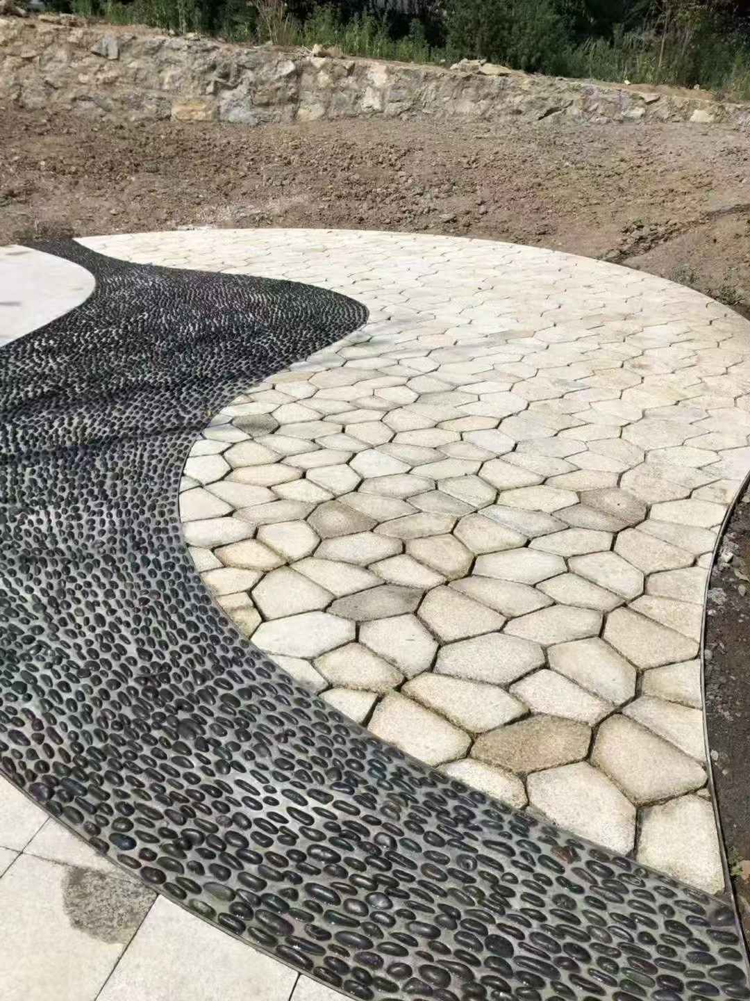 宜宾 黄金麻冰裂纹地铺石工地铺装案例