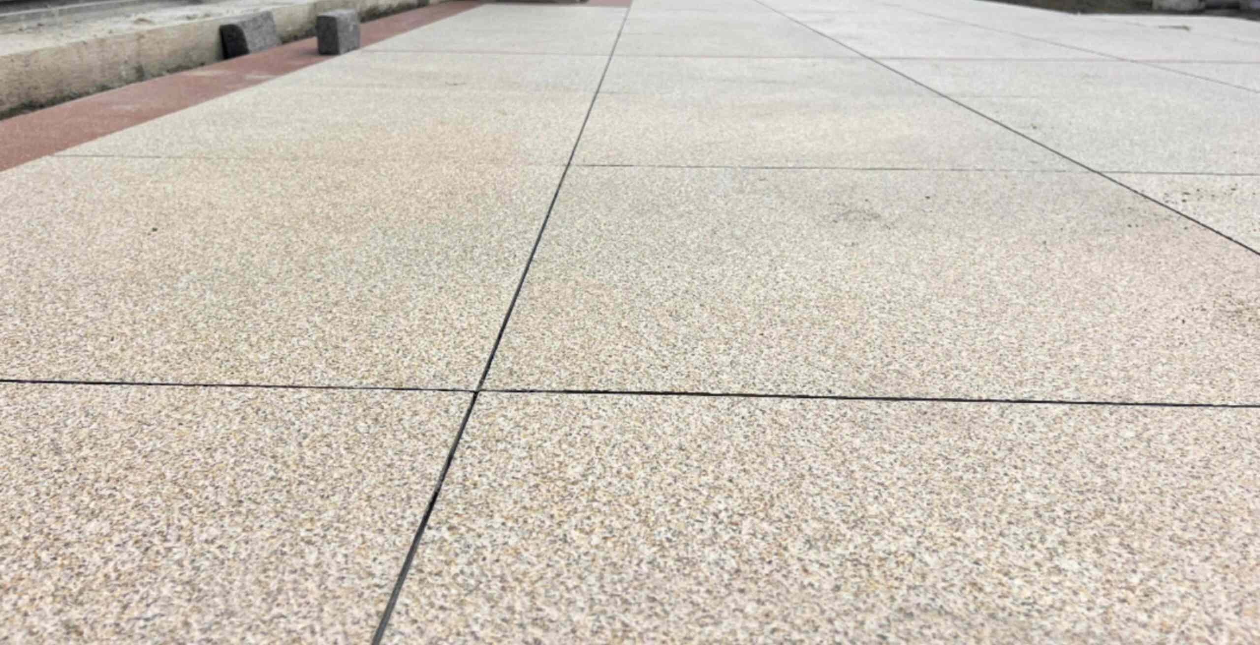 宜宾 黄金麻花岗岩石板材荔枝面地面铺装效果