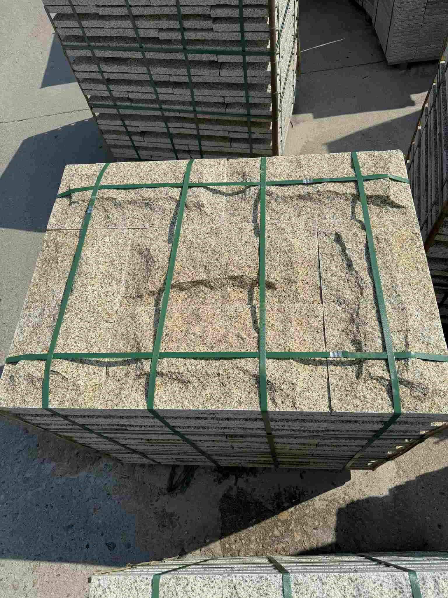 宜宾 黄金麻花岗岩石材自然面蘑菇石成品