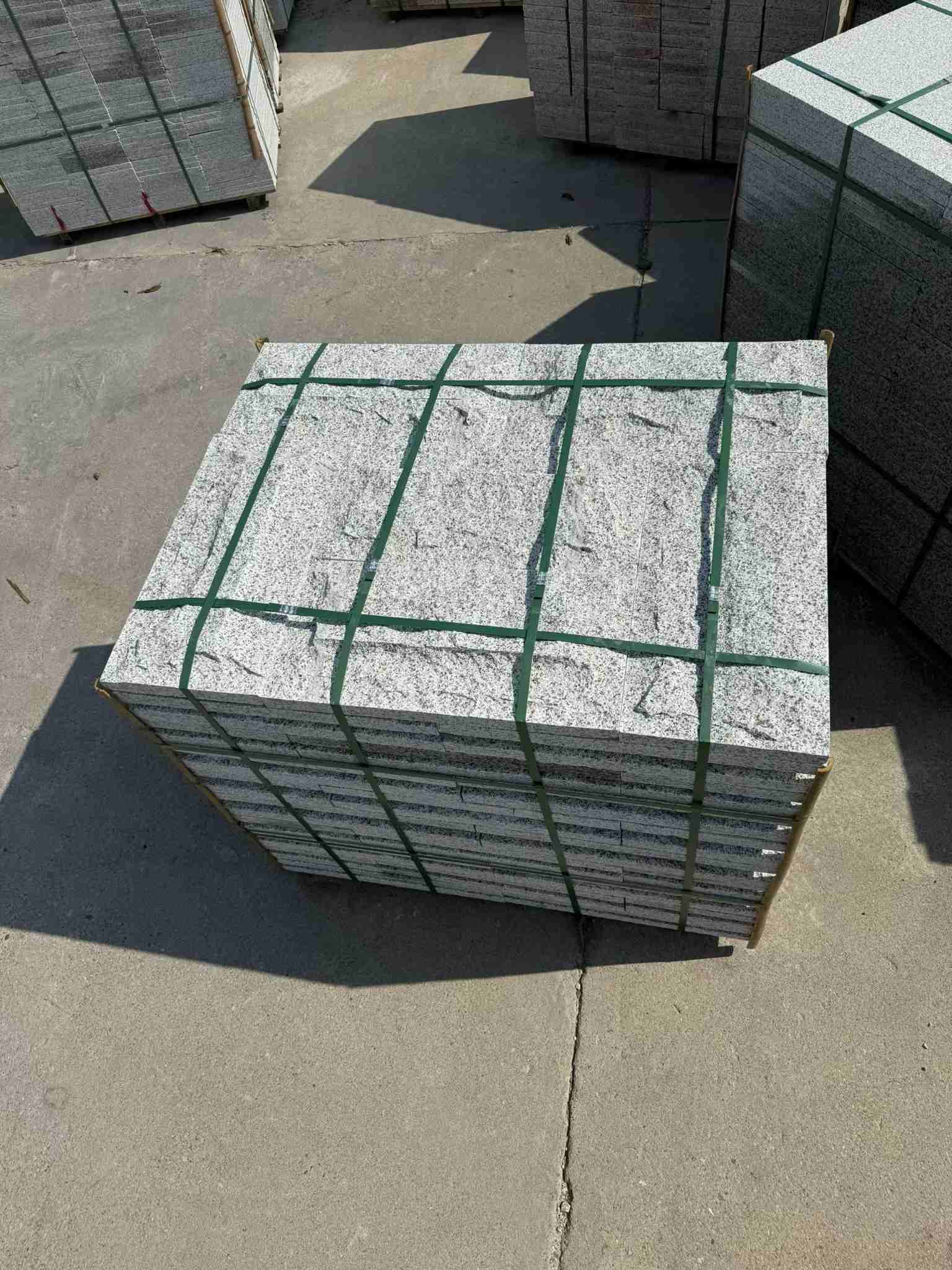 宜宾 白麻花岗岩石材自然面蘑菇石成品