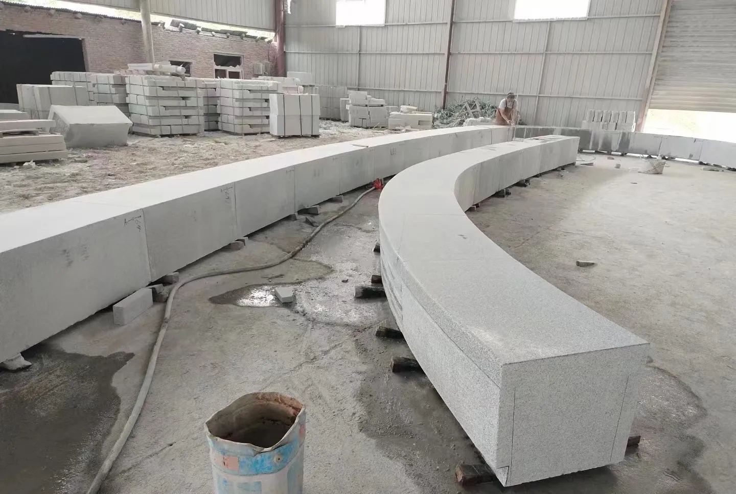 宜宾芝麻白花岗岩石板材 园林光面弧形坐凳