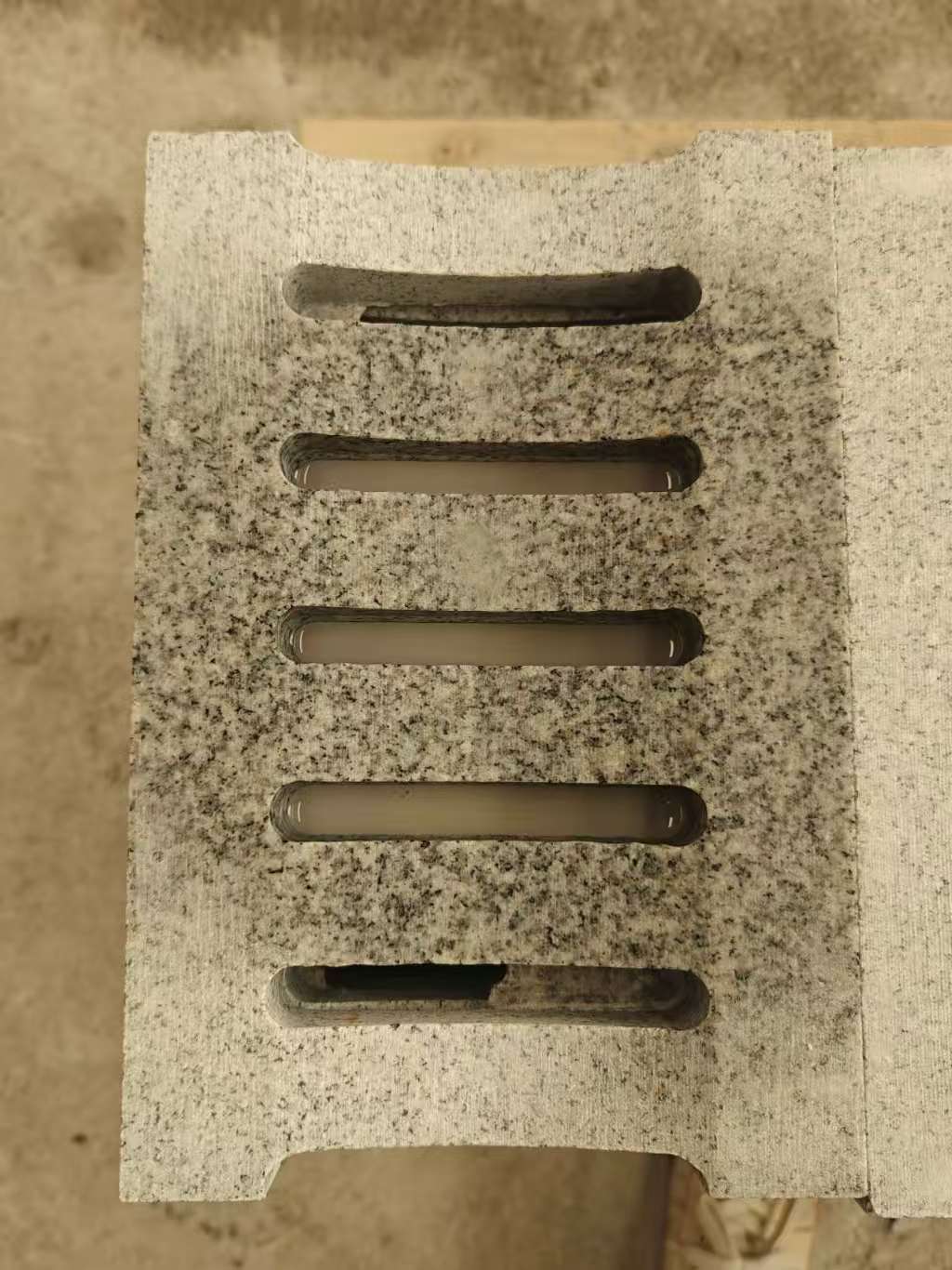 宜宾 芝麻白拉丝面花岗岩U型开槽排水槽