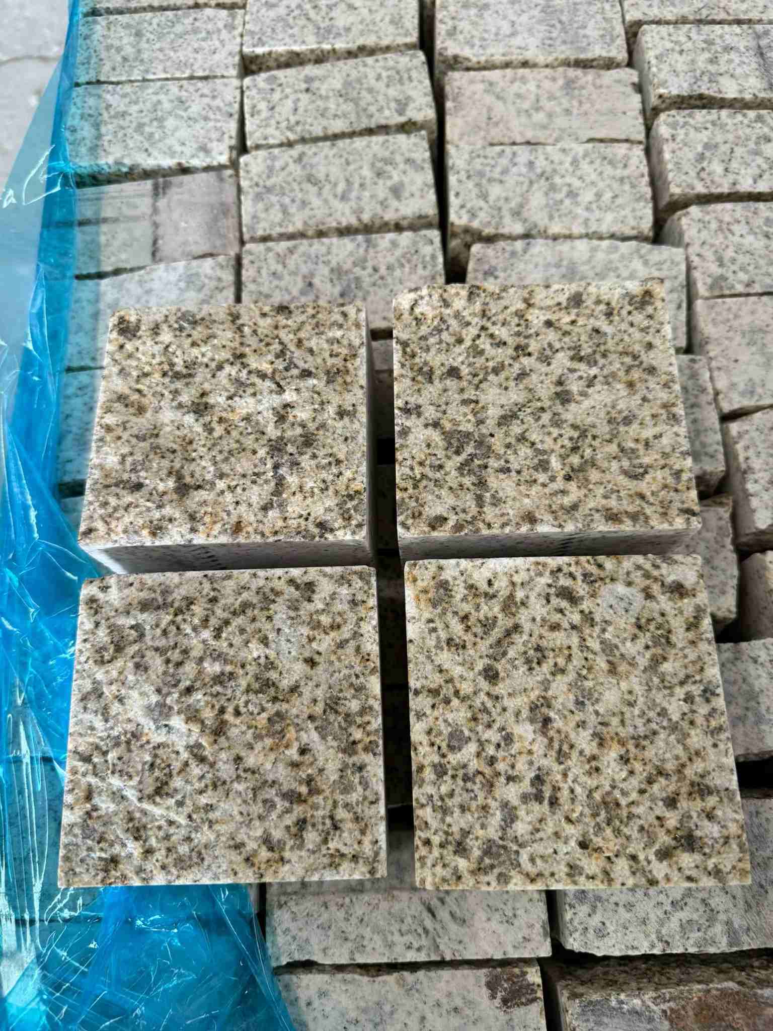 宜宾 黄金麻花岗岩自然面小方块，弹石，马蹄石等