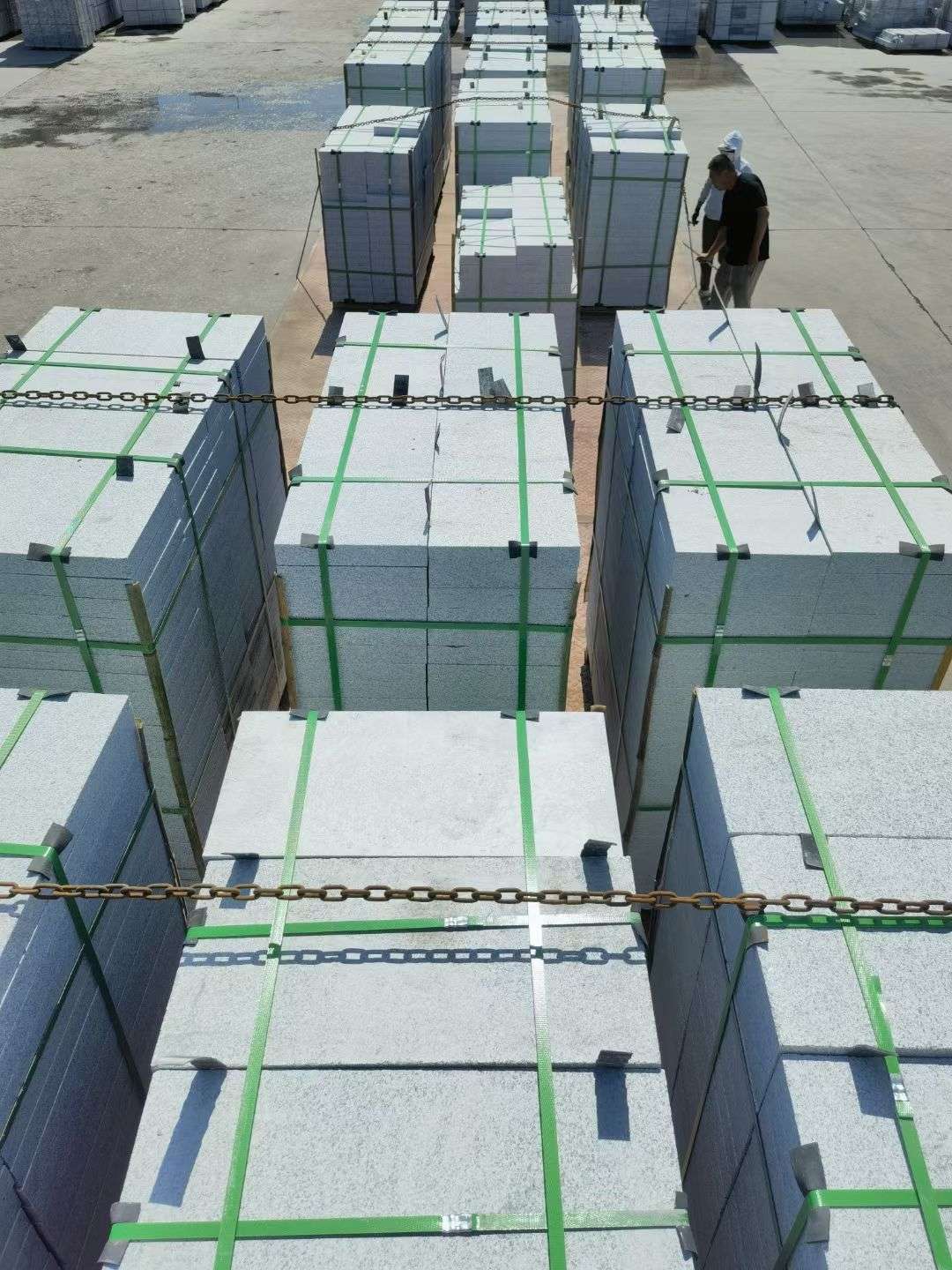 宜宾 芝麻白花岗岩5公分地铺石 花岗岩厂家工厂装车日常