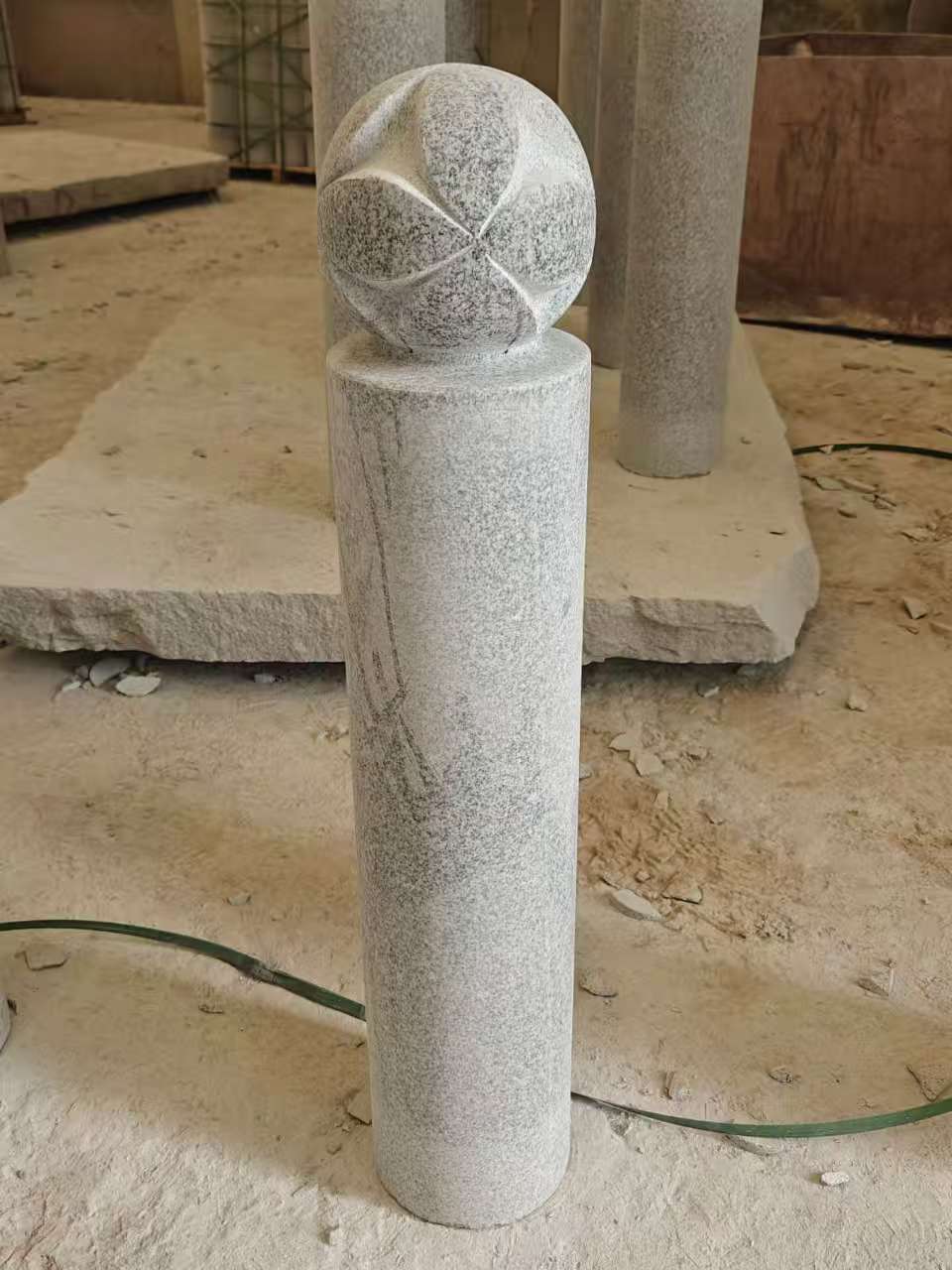 宜宾 芝麻白花岗岩石材挡车石柱、停车柱、圆柱挡车柱、方柱挡车柱等