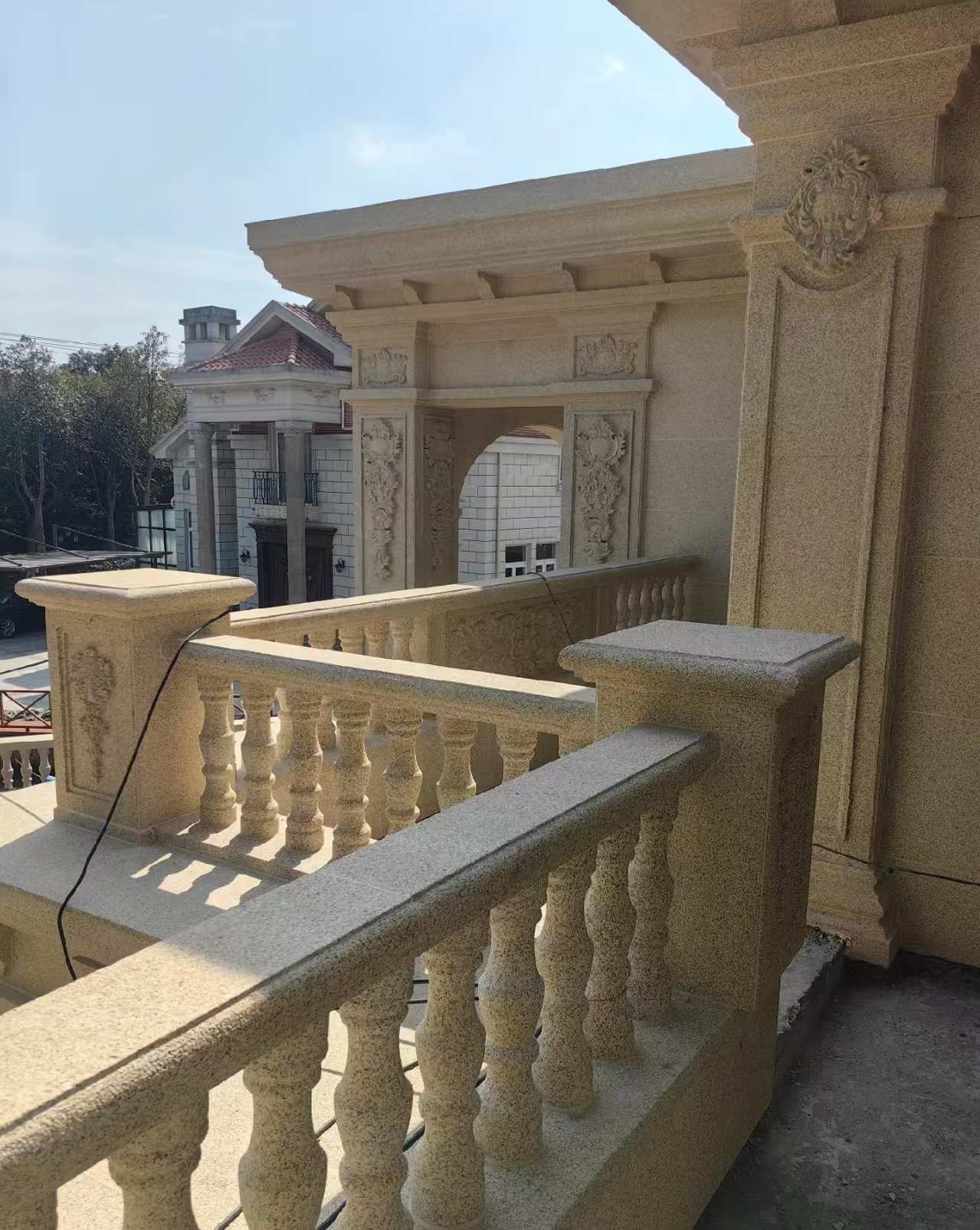 宜宾 黄金麻别墅外墙干挂雕花配合阳台栏杆花瓶柱