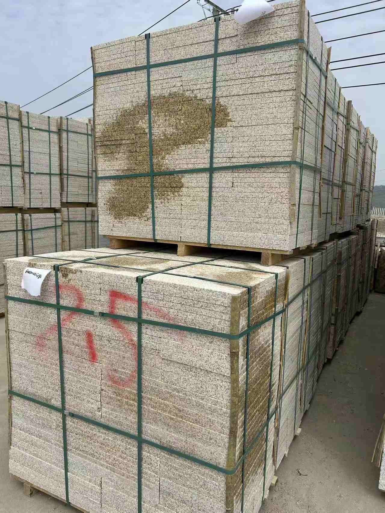 宜宾 黄金麻花岗岩石材荔枝面地铺石2.5*300*600