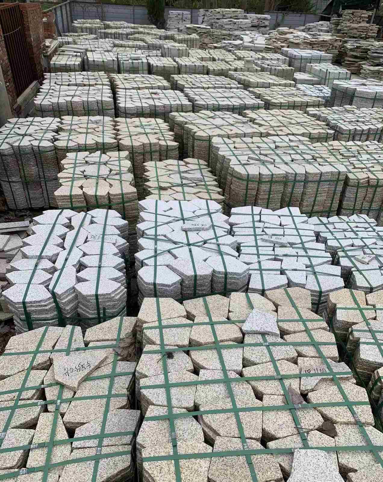 宜宾 黄金麻白麻花岗岩荔枝面地铺石(冰裂纹)