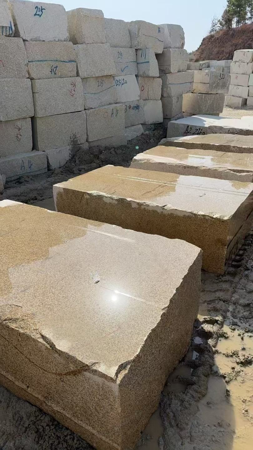 宜宾 黄金麻方料堆场洗料分选中，原材料充足