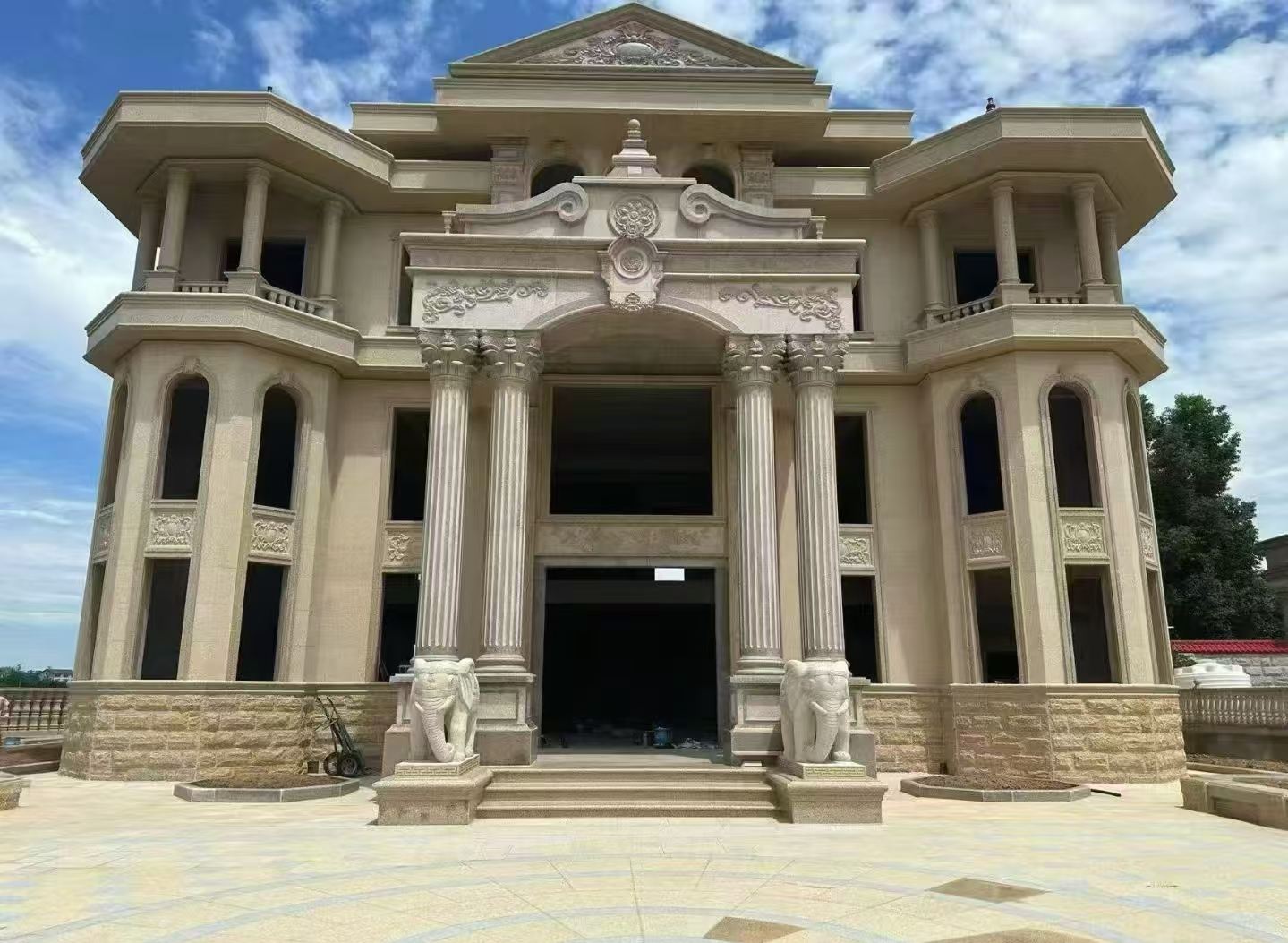 宜宾 黄金麻别墅外墙干挂，大柱，大象，蘑菇石，雕花板