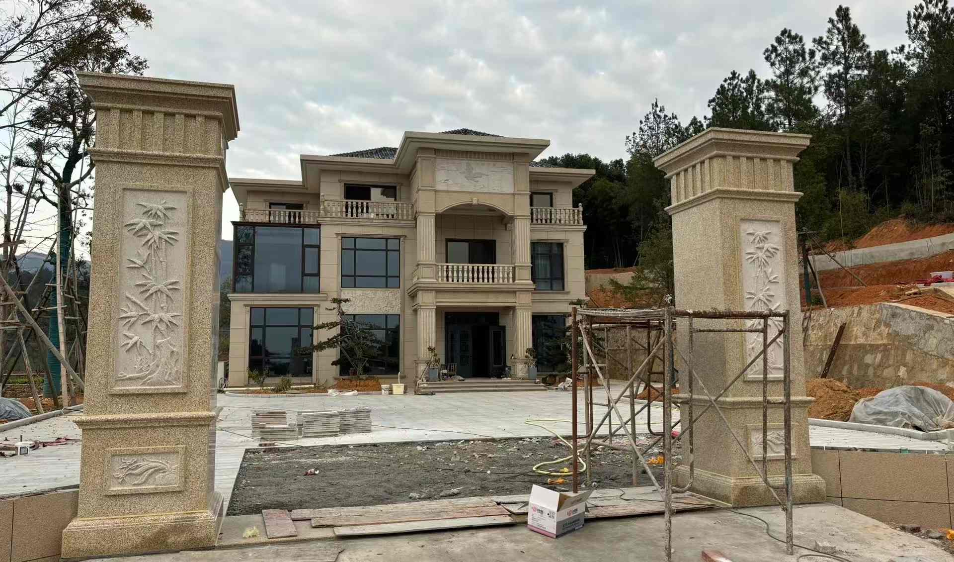 宜宾 黄金麻花岗岩别墅雕花外墙干挂配上门口雕花罗马柱